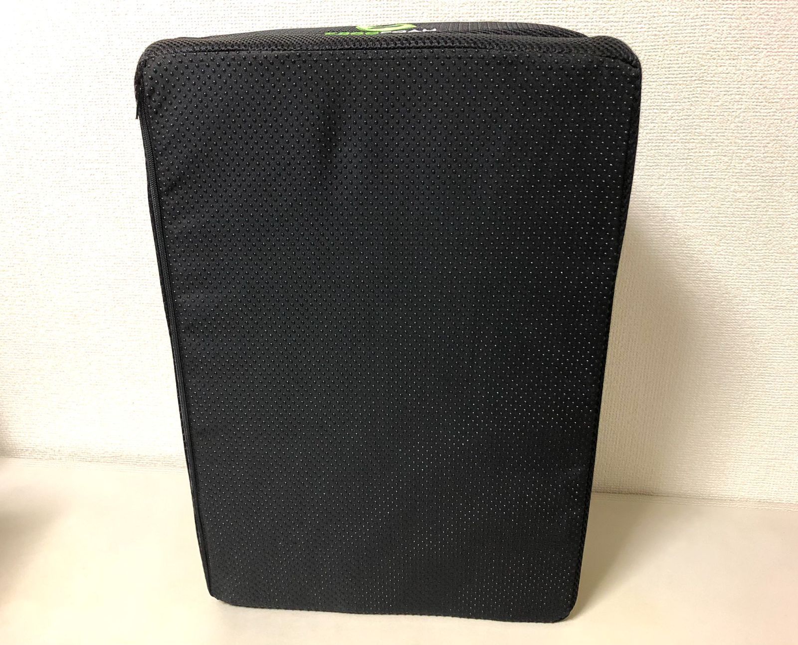 ErgoFoam フットレスト デスク用 足置き台 メッシュ - メルカリ