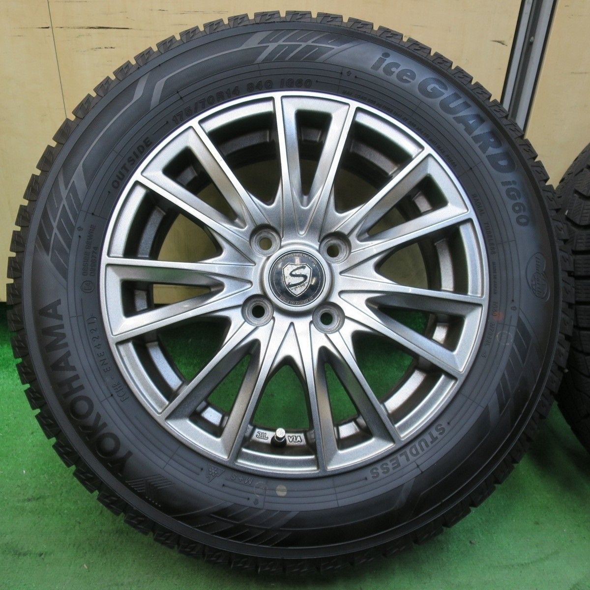 バリ溝！22年！キレイ！9.5分☆スタッドレス 215/60R16 ヨコハマ