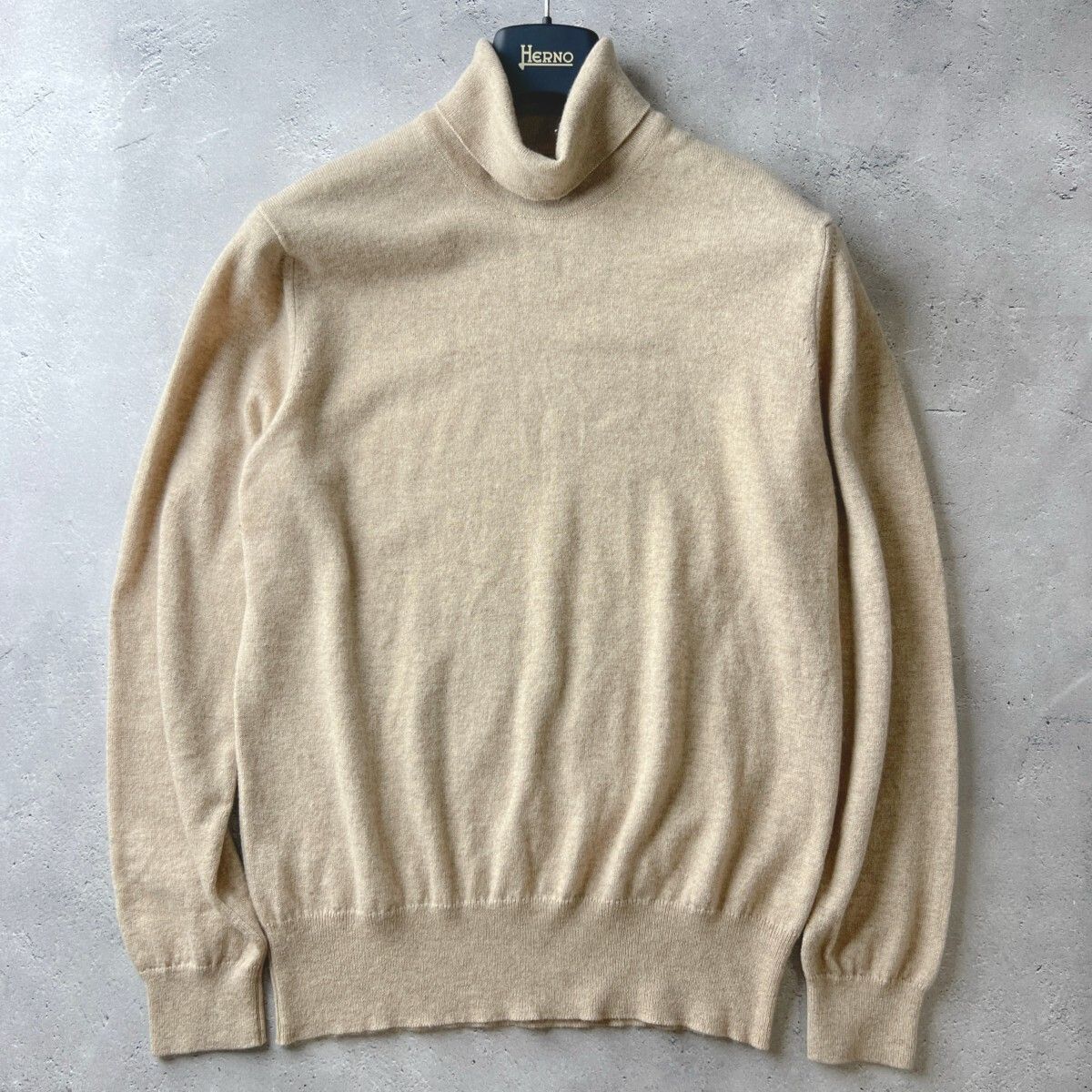 Johnstons of Elgin カシミヤセーター ベージュ ジョンストンズ オブ エルガンのこだわりのニットウェアと