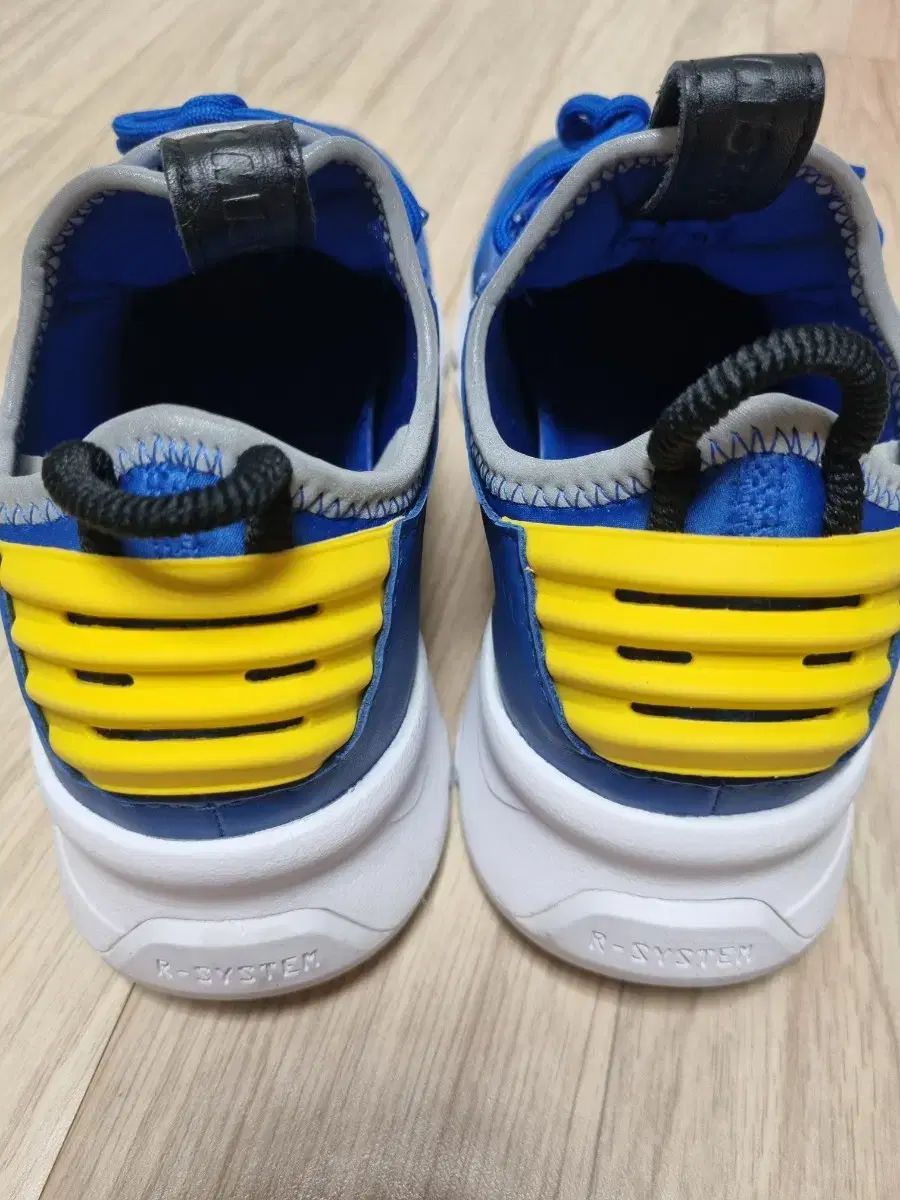 0 スニーカーズ