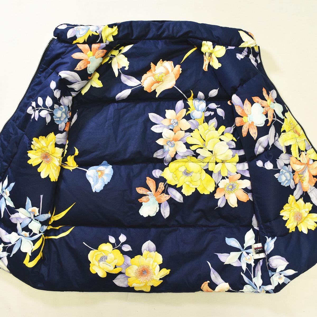 レオナール LEONARD ダウンベスト フラワー柄 ゆったりサイズ ネイビー