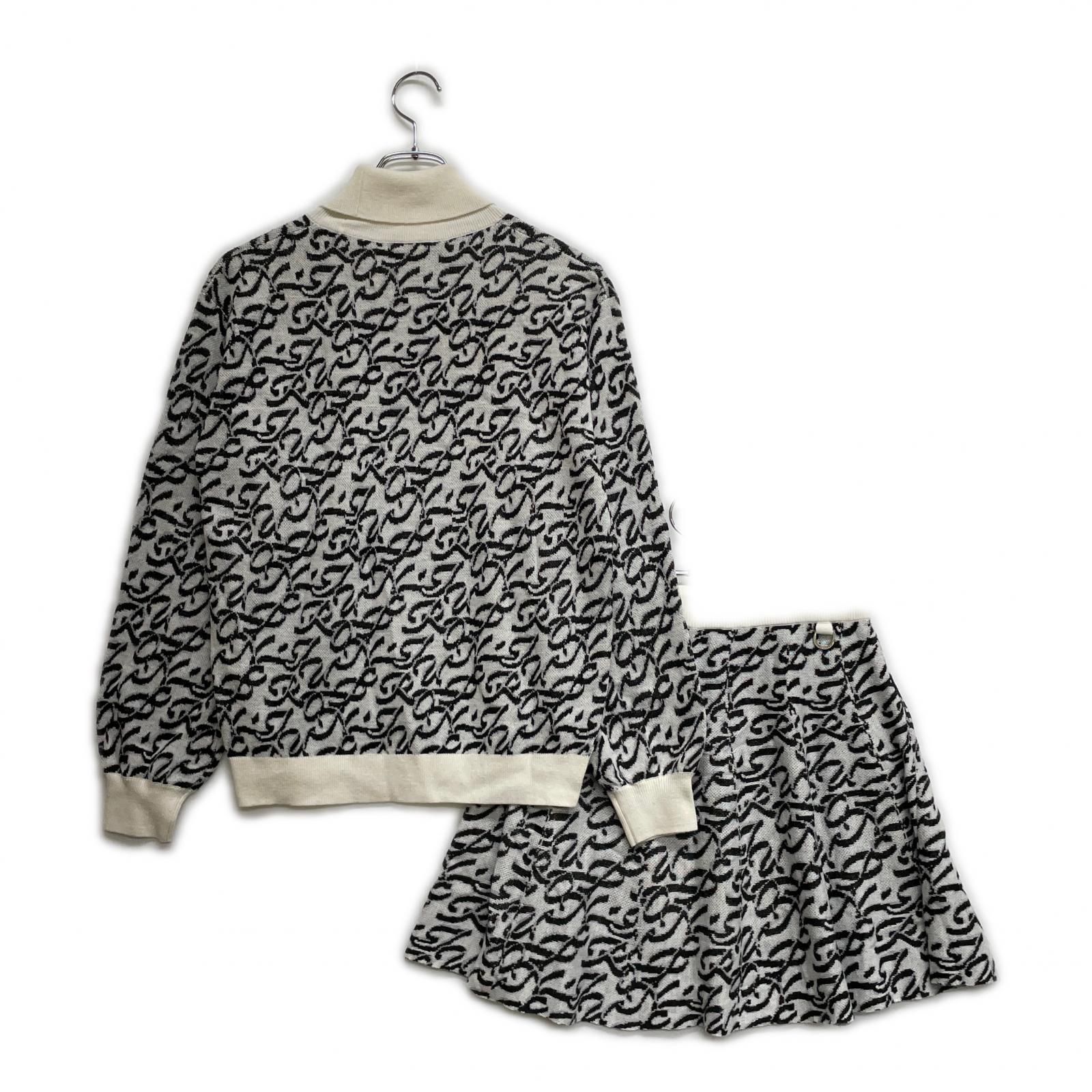 タートルネックニット×スカート