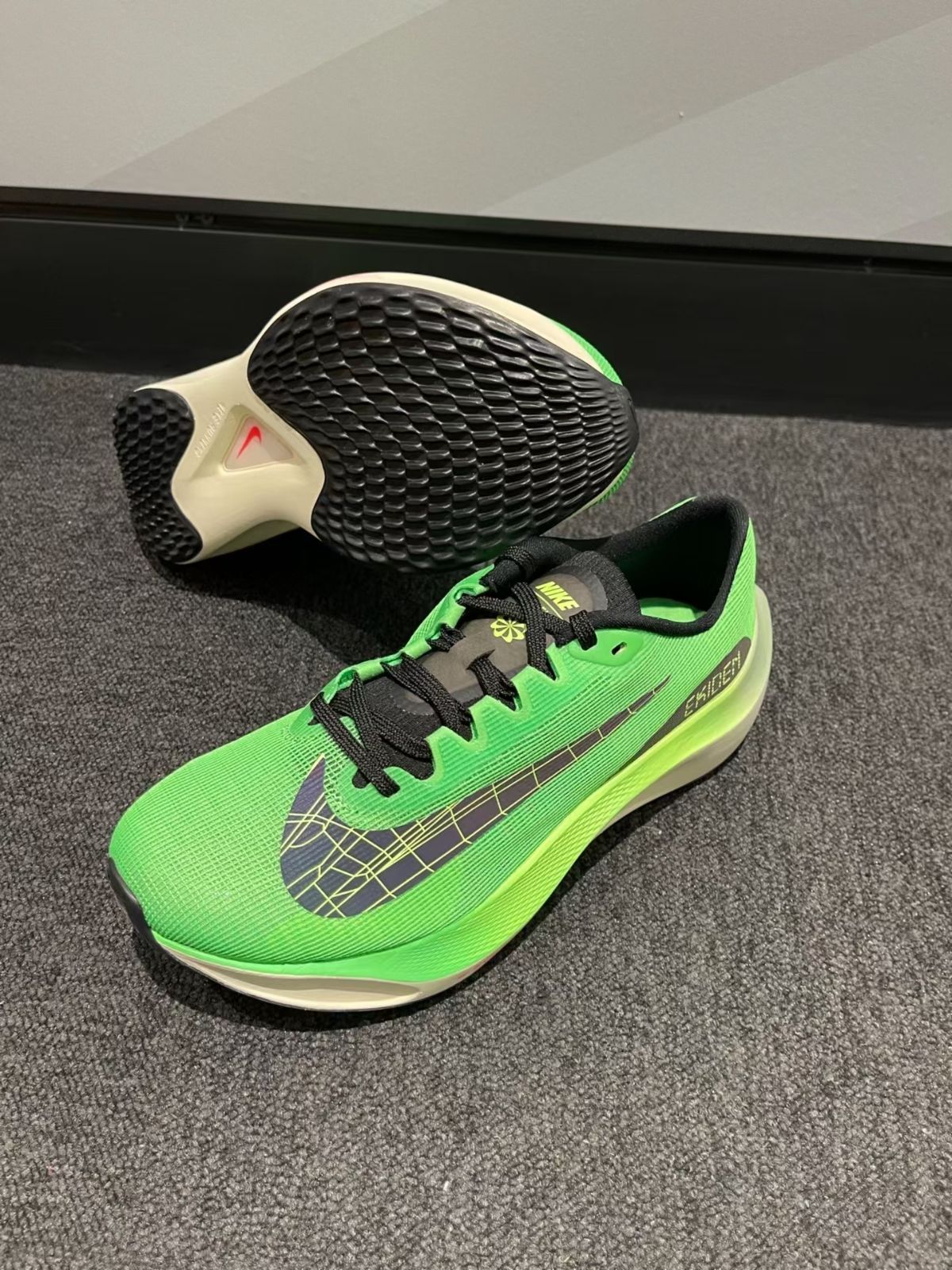 Nike Zoom Fly 5 快適で通気性があり、耐摩耗性と衝撃吸収に優れたローカットのカジュアルランニングシューズ、男女兼用、グリーン DZ4783-304