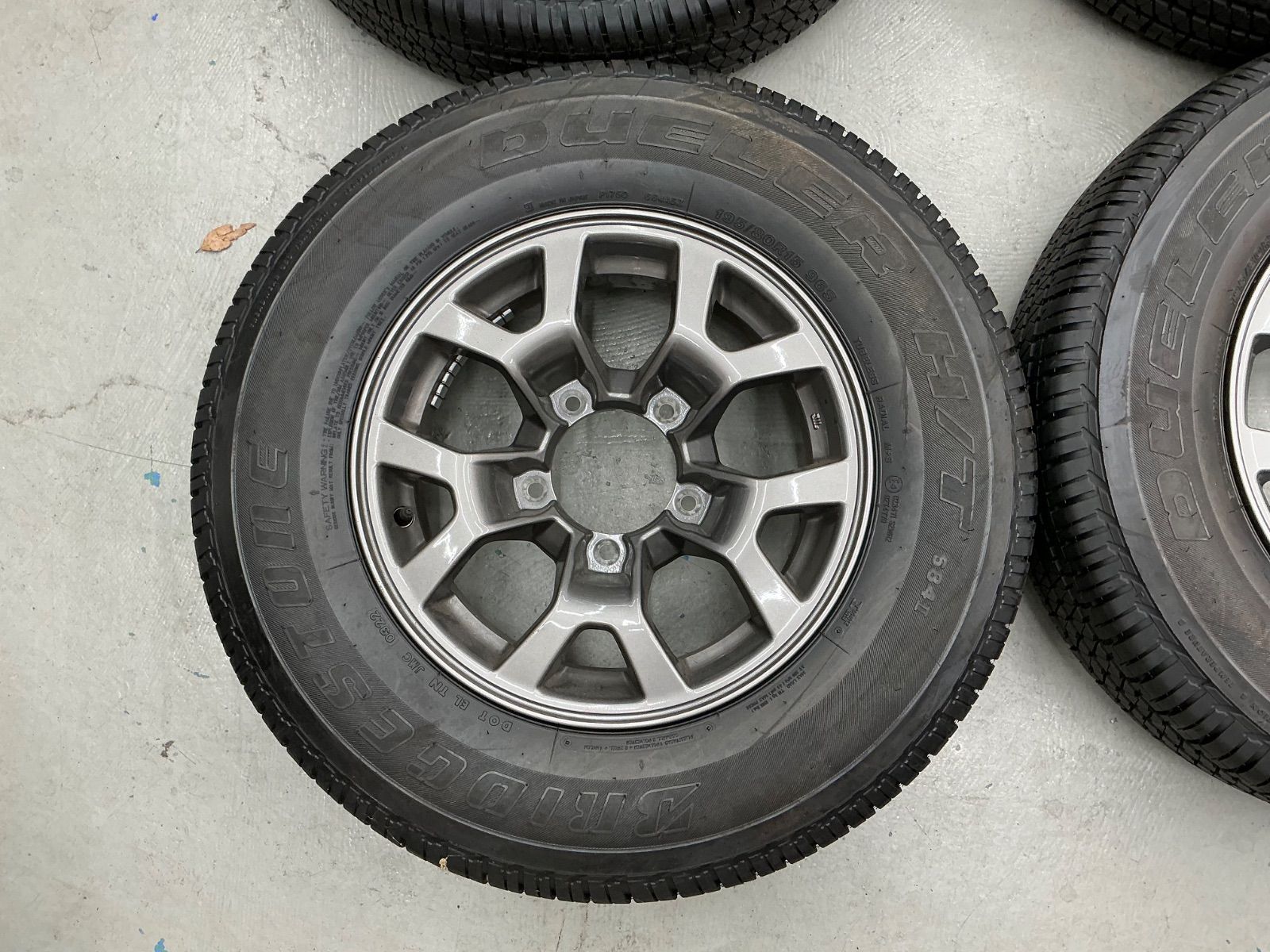 スズキジムニーシエラ純正ホイル夏タイヤ付き195 80R15 JB74W