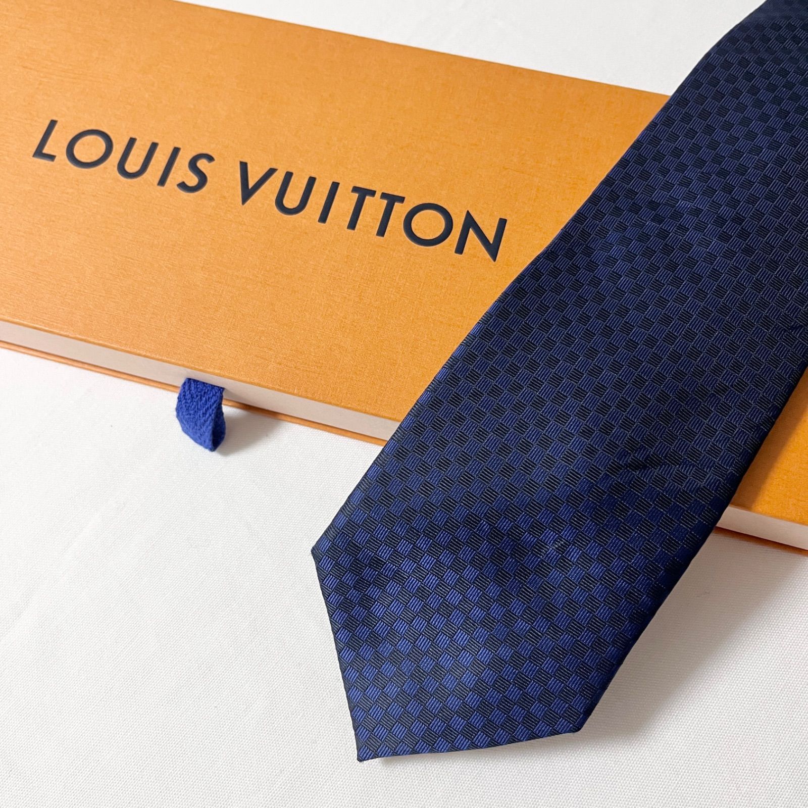 ルイヴィトン ネクタイ シルク100％ LOUIS VUITTON ネイビー 美品 LOUIS VUITTON ルイヴィトン ネクタイ シルク100% ネイビー