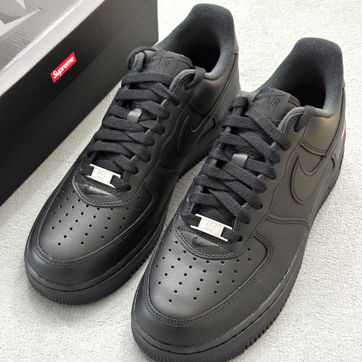 新品未使用です Nike/ナイキエアフォース1 cu9225-001です