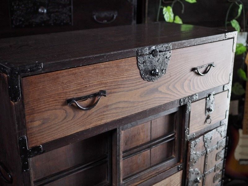 明治時代の重厚な帳場箪笥 松材フレームと前面欅材 重量有 カギ無し 古録展 送料無料 品番S10764