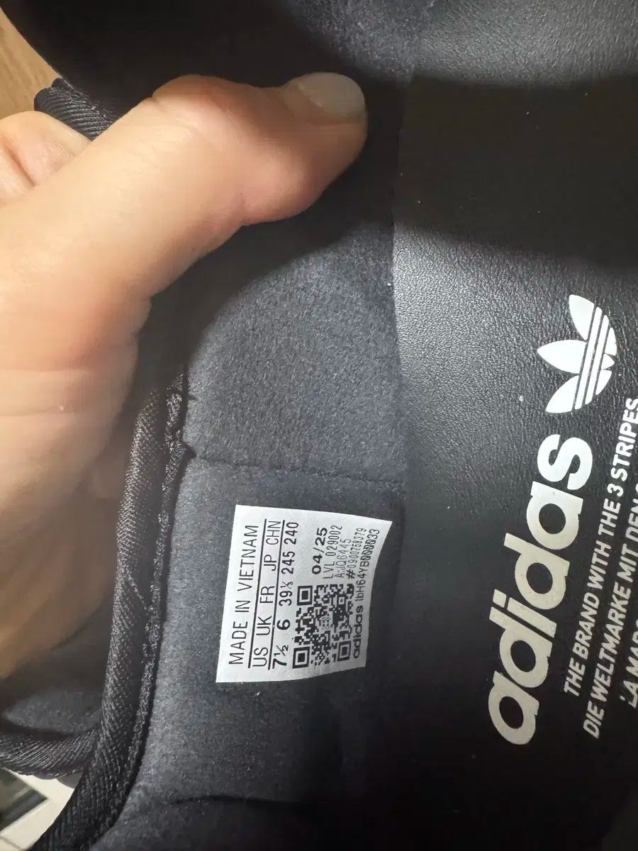 アディダス