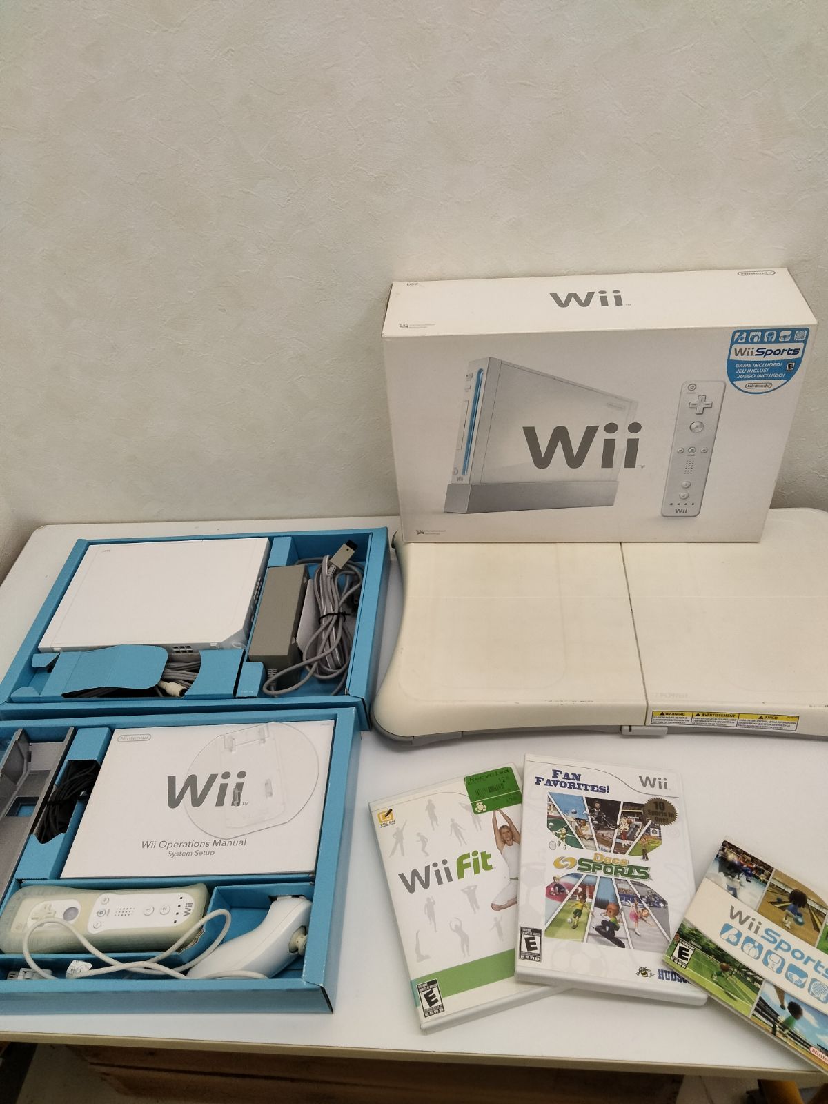 Nintendo WiiとWiiフィット ソフト3本 Nintendo Wii 本体、fit