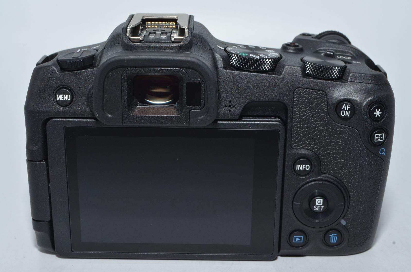 EOS R8