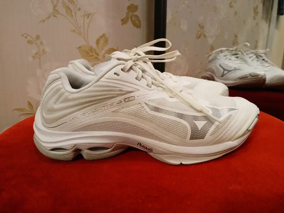 324 mizuno(ミズノ) ウェーブ ライトニング Z6 スニーカー 230 サイズ