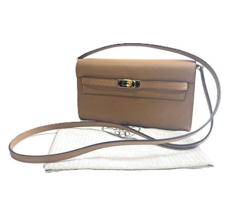 山梨県から発送.特大．水晶玉の置物.1328グラム位.2段式台座付きます