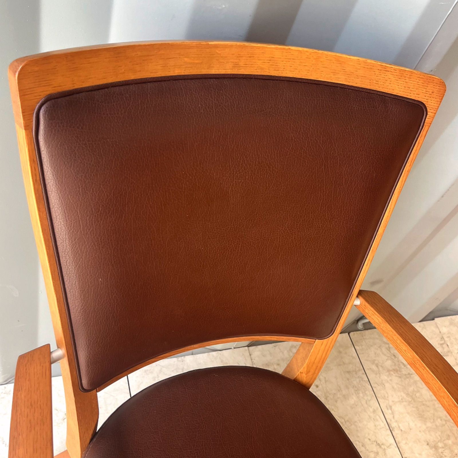 取付無料！カリモク チターノ 肘掛付おしゃれブラウン回転式ダイニングチェア✨ 取付無料！カリモク チターノ 肘掛付おしゃれブラウン回転式