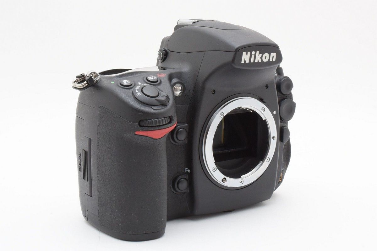 D700