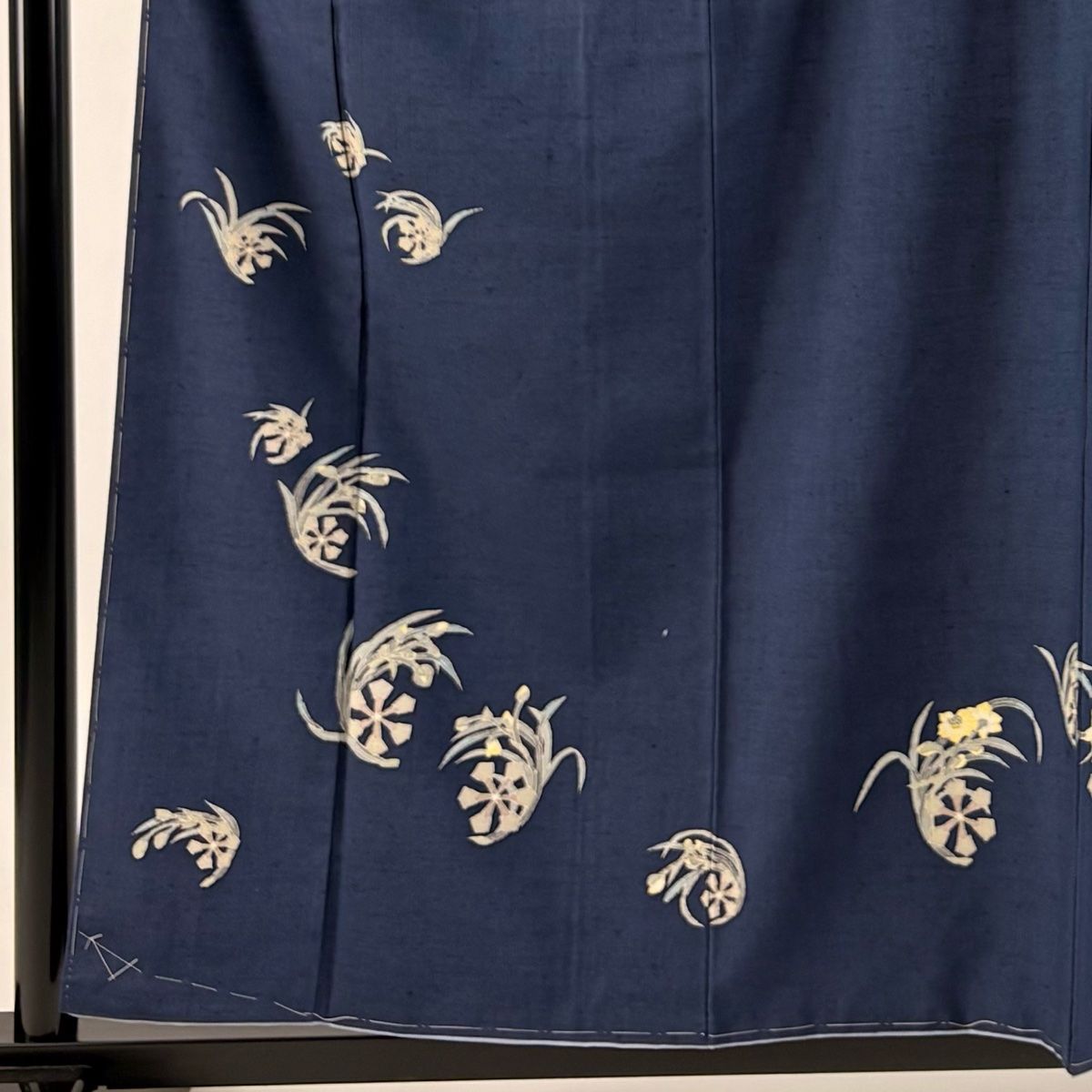 付下げ 身丈158.5cm 裄丈64cm M 袷 紬地 草花 紺色 正絹 秀品