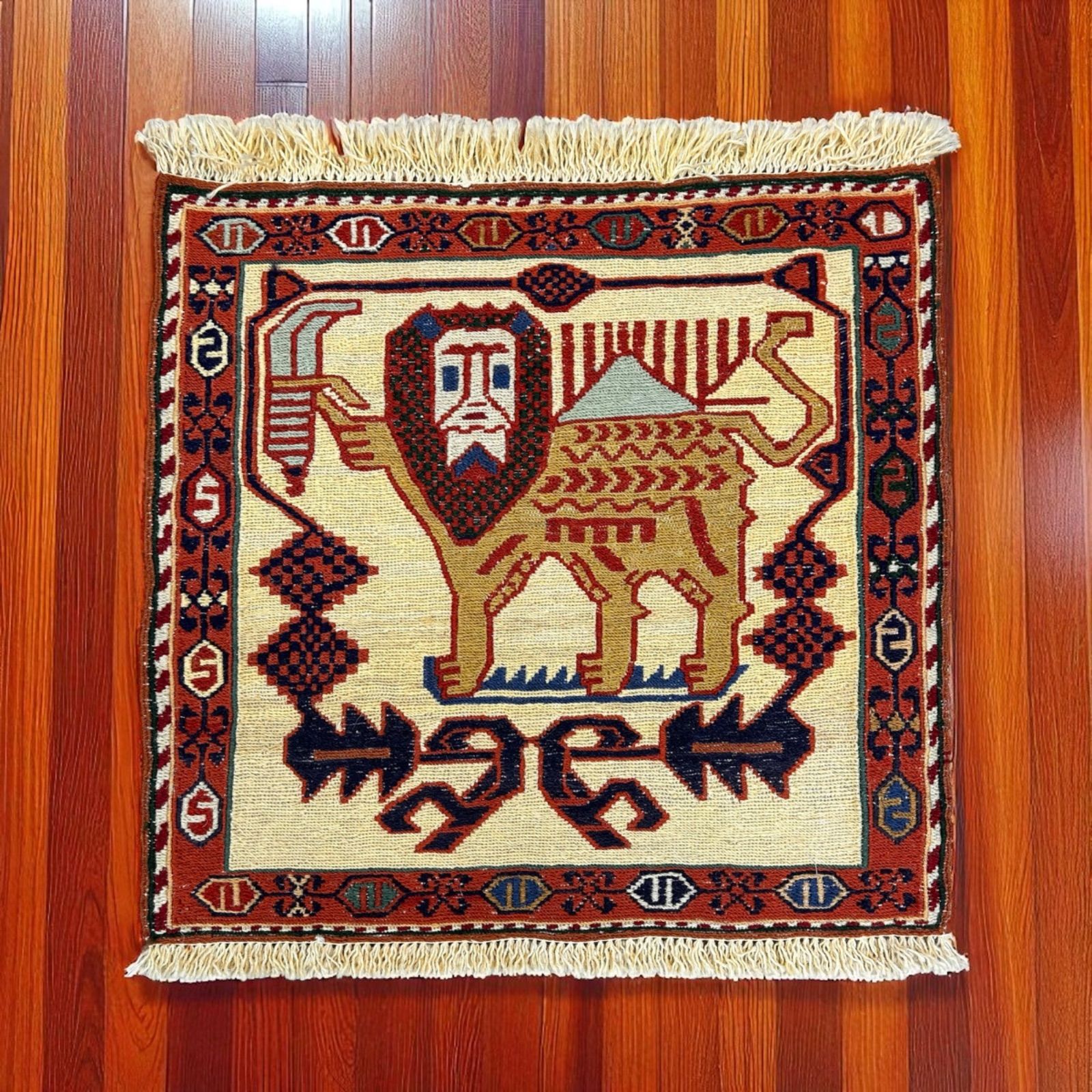 キリム イラン産 手織りカーペット ライオン 51×48cm インテリアラグ タペストリー アクセントラグ カバー チェリーベアキリム チェリーベアキリムミニ