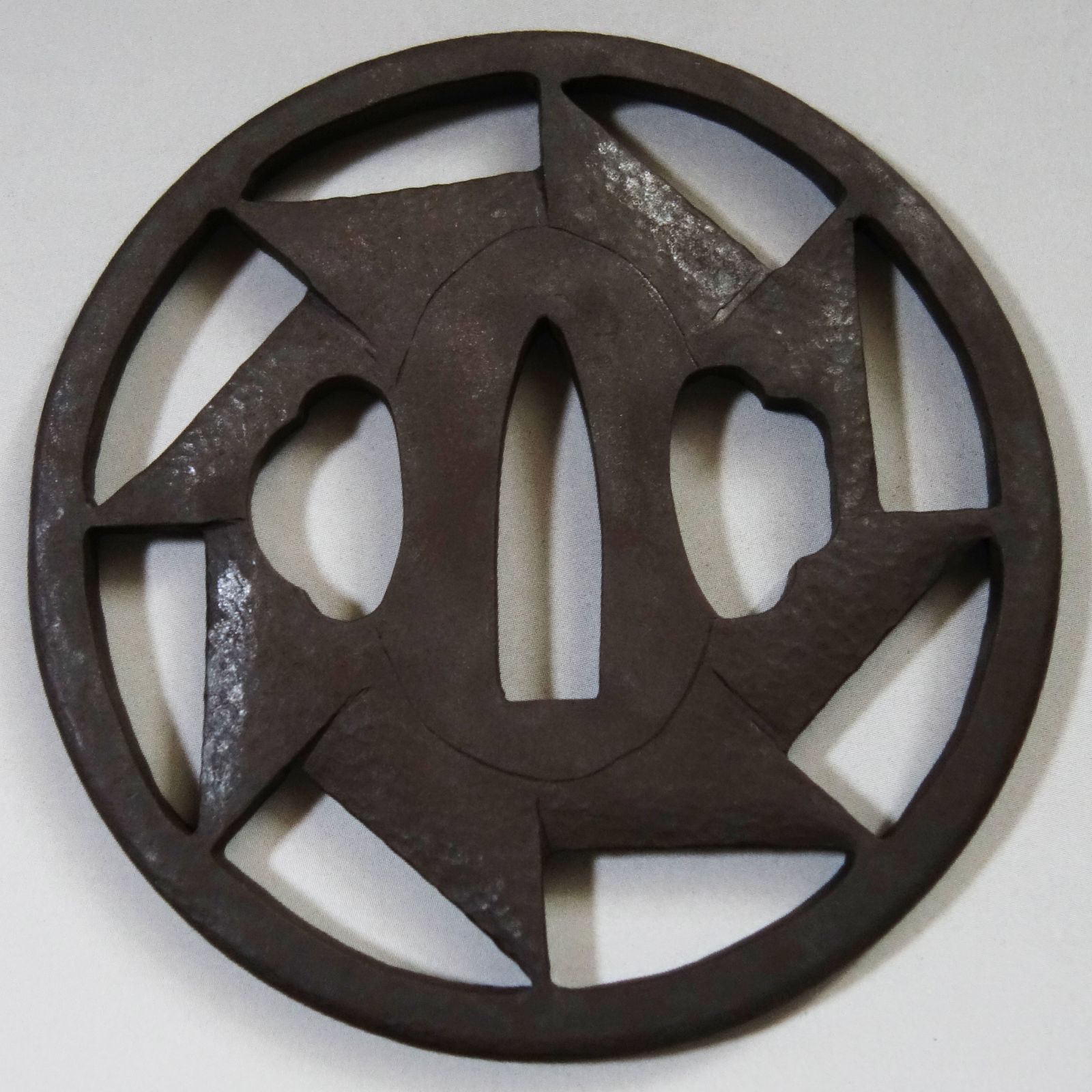 刀装具】宗珉銘 鐔 鉄製 牡丹唐草模様 江戸風 武具 刀装具】宗珉銘 鐔