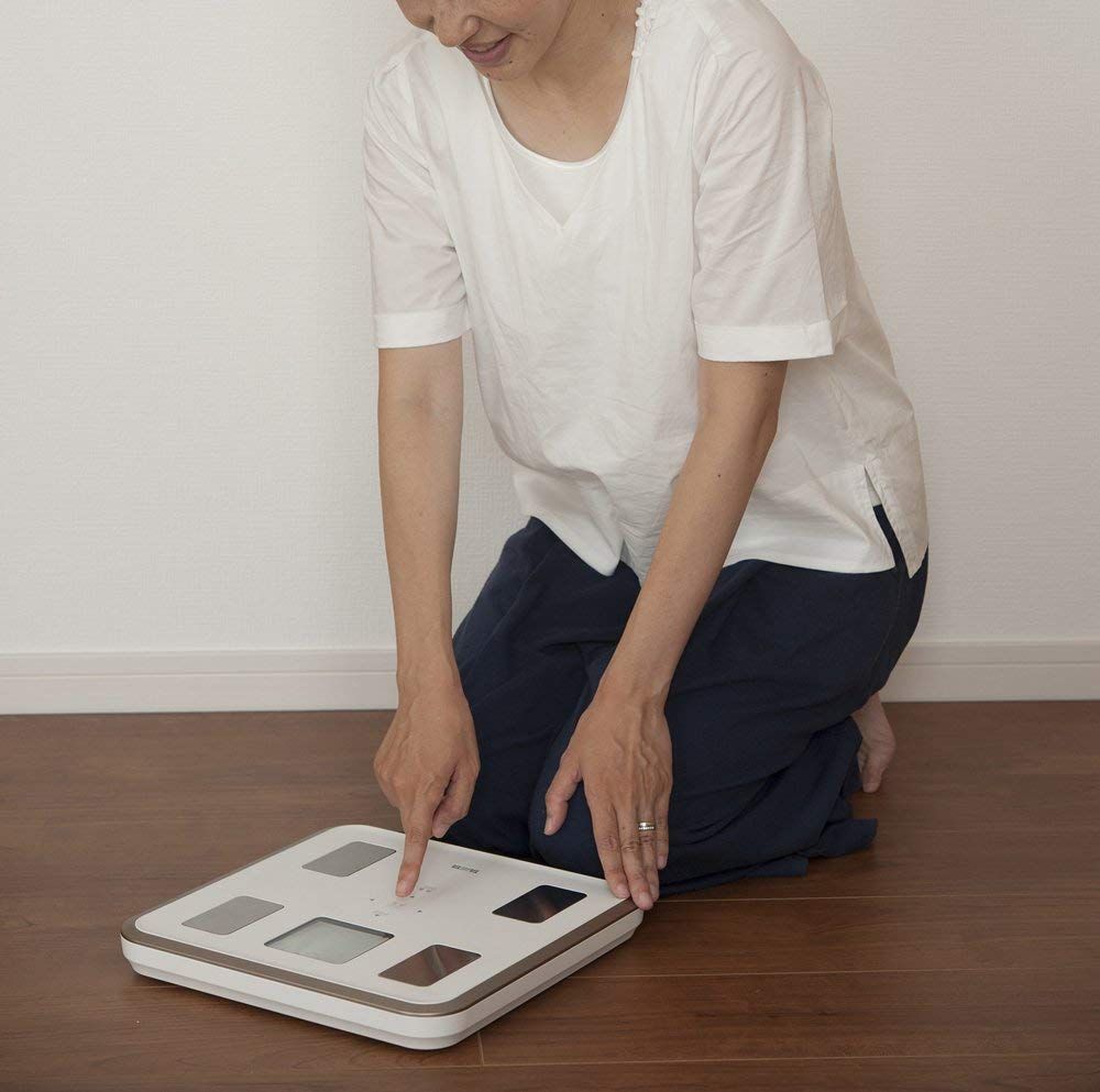 タニタ 体重 体組成計 バックライト ホワイト BC-810 WH フルドット液晶の表示画面採用 顔イラストや応援メッセージ表示 KANDAIZUMI_COM