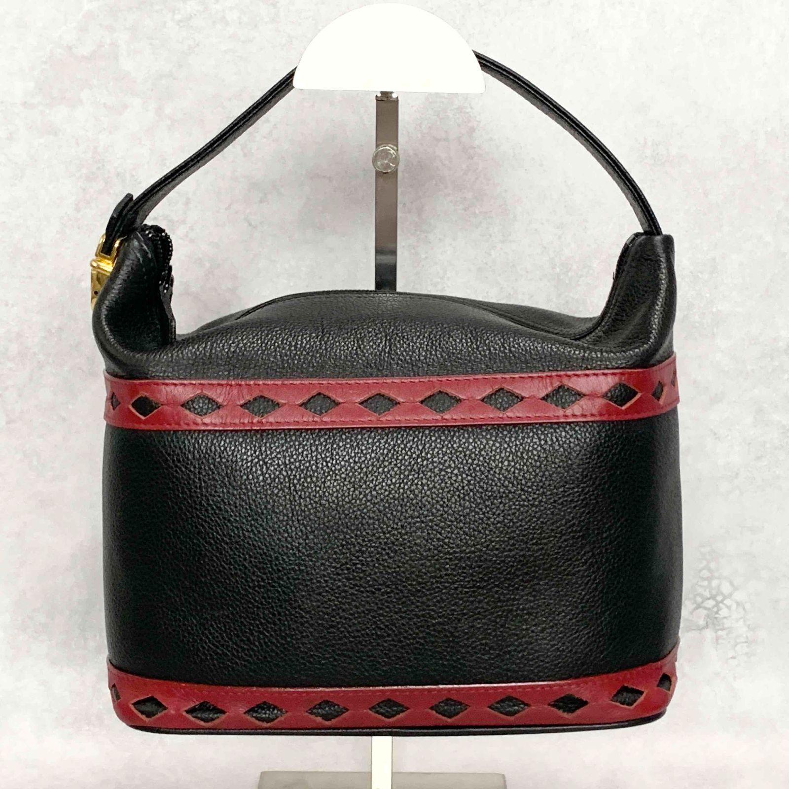 Yves Saint Laurent ダイヤカットバニティバッグ ブラックレザー YVES SAINT LAURENT ダイヤカットバニティバッグ ブラック