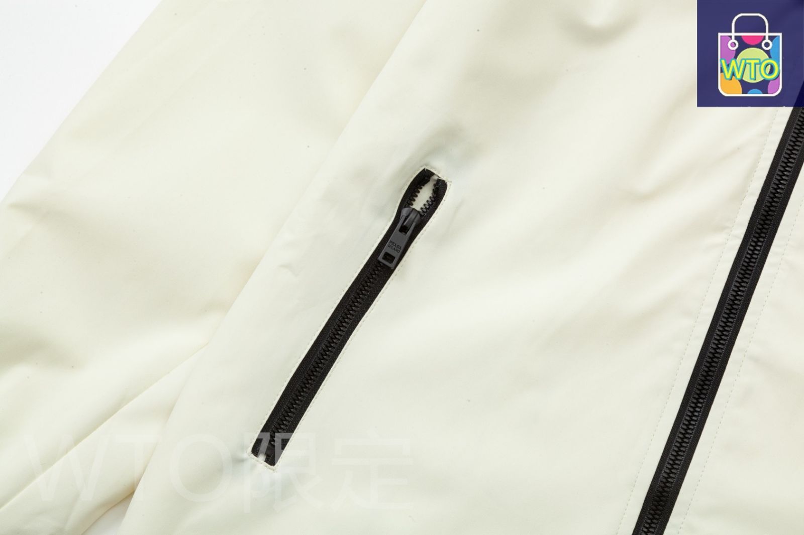 本日限定特価】PRADA メンズ フーディー トライアングルロゴ 3色