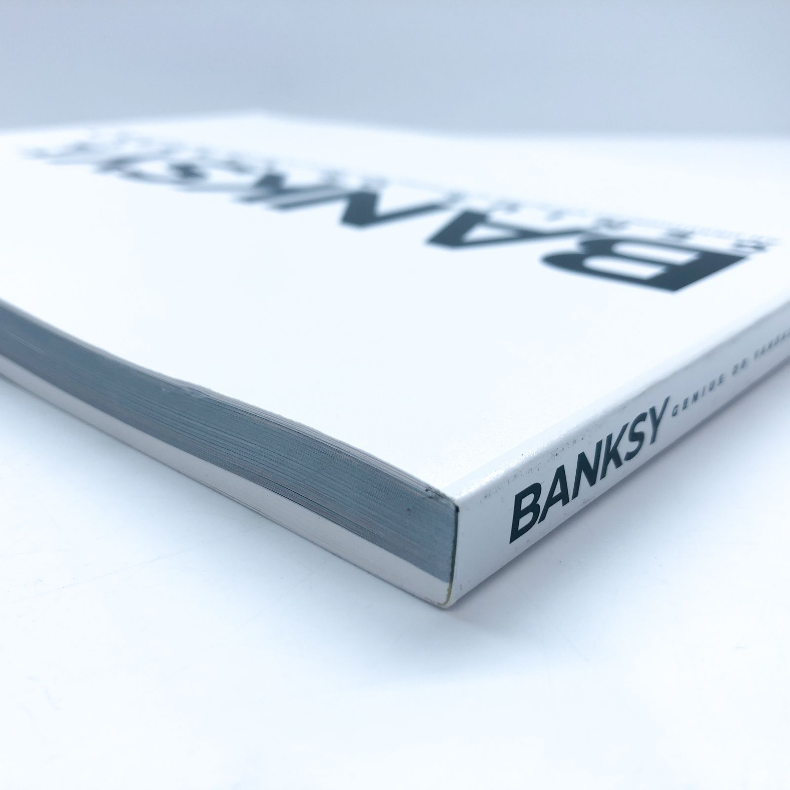 C]図録 バンクシー展 : 天才か反逆者か 2020 白表紙 - メルカリ