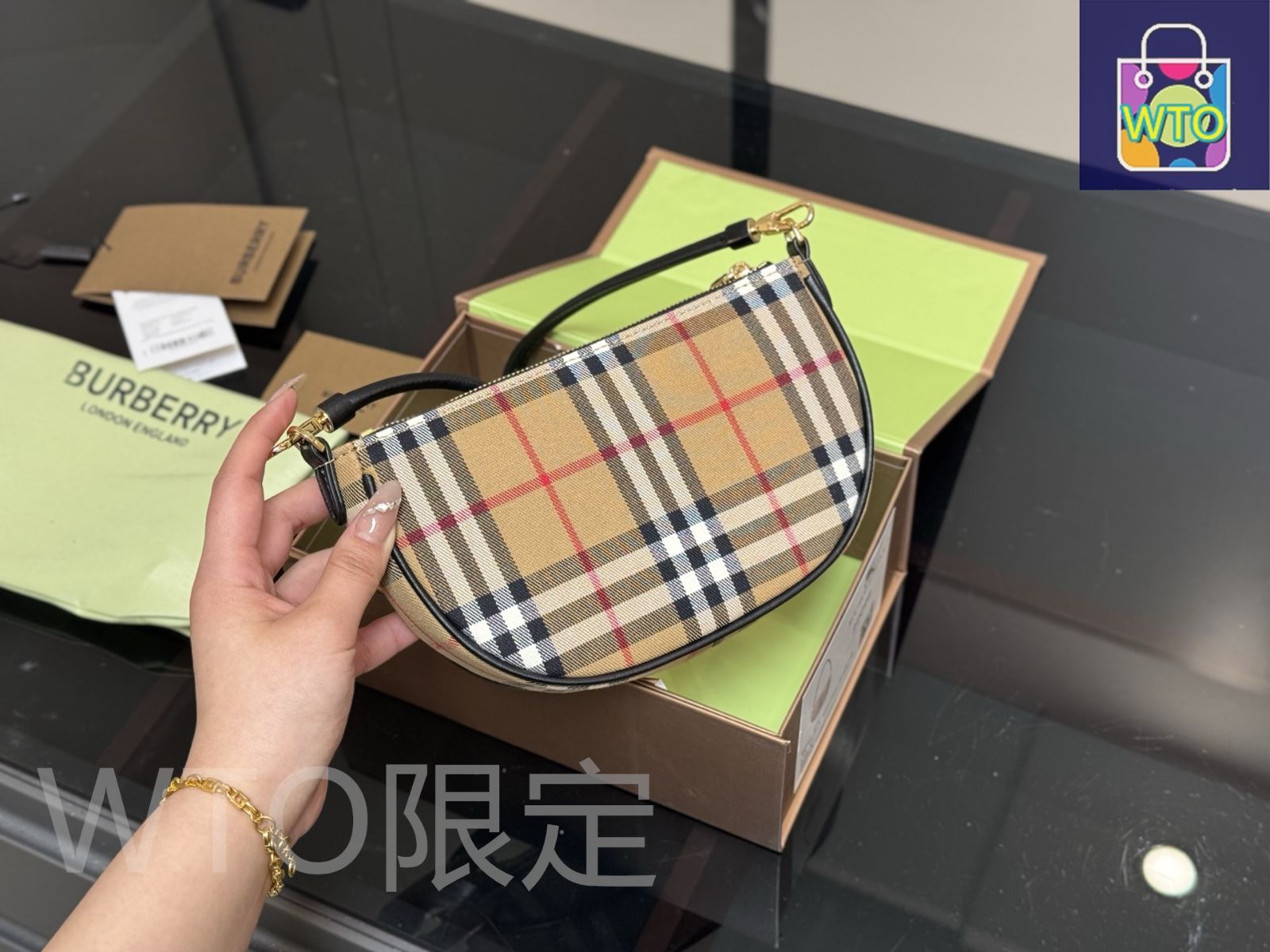 今日特価】Burberry バーバリー アームポーチ トレンチ風