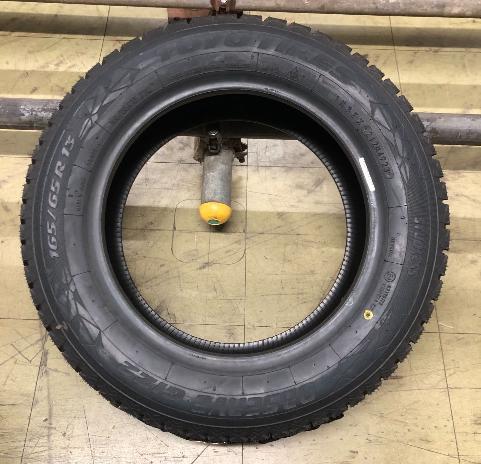 要注目！ ４本売り アウトレット 製 165 65R13 77Q TOYO OBSERVE GARIT GIZ2 スタッドレス 残り４本 なくなり次第終了 T-657-4