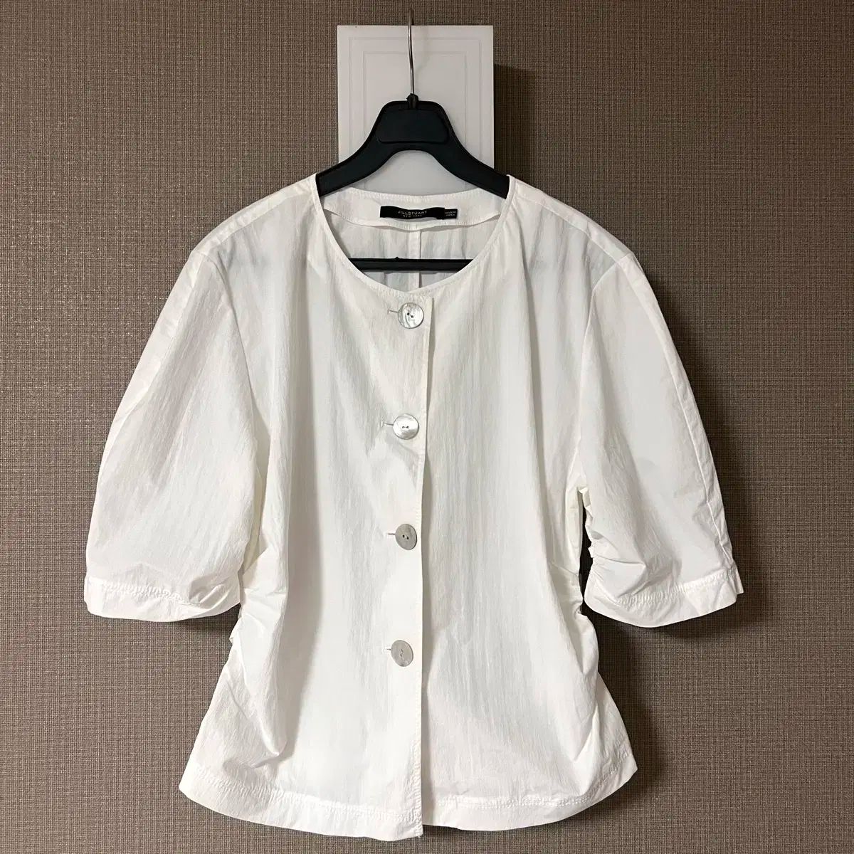ジル スチュワートニューヨーク シャカシャカ素材 パフ袖 シャーリング ブラウス 5 富 夏 ゲストルック マザーオブパールボタン