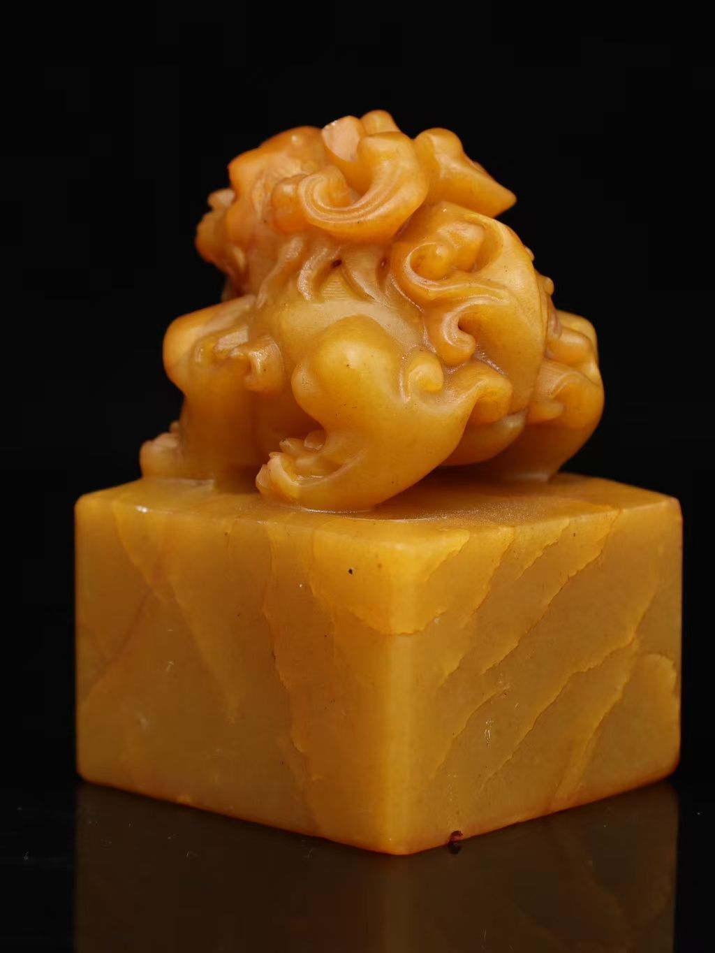 田黄石彫刻瑞獣印章置物