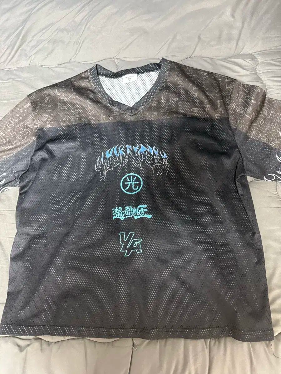 Youngla x 遊 戯 王 コラボ プーさん 青眼の白龍 メッシュシャツ モデル