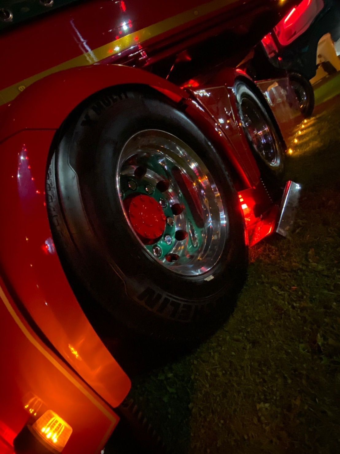 メーカー公認　LUHMI tire glos タイヤグロス　タイヤワックス LUHMI タイヤグロス 1L(スポンジ付き)｜【トラックカスタム