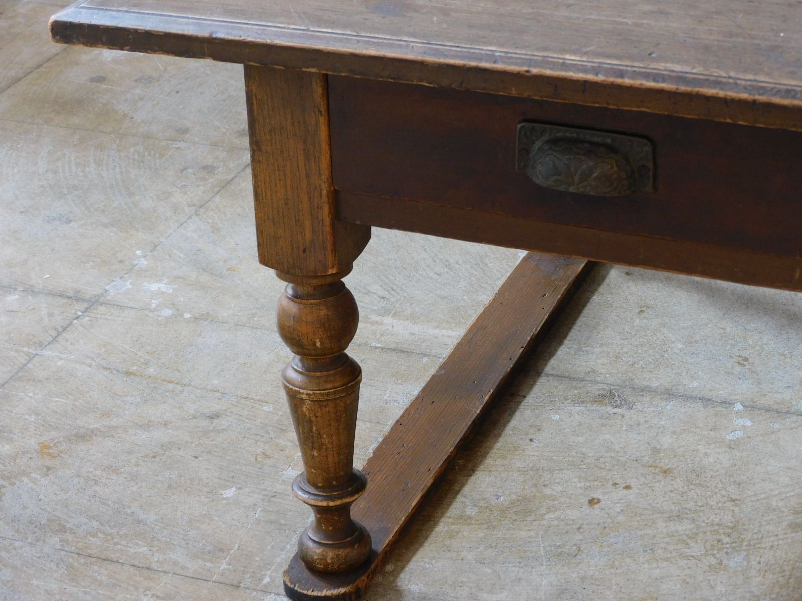 栗 ふるい木味 ろくろ脚のローテーブル 引き出し2杯 HK-a-05586 サイドテーブル ナイトテーブル 文机 寺子屋机 展示台 欅