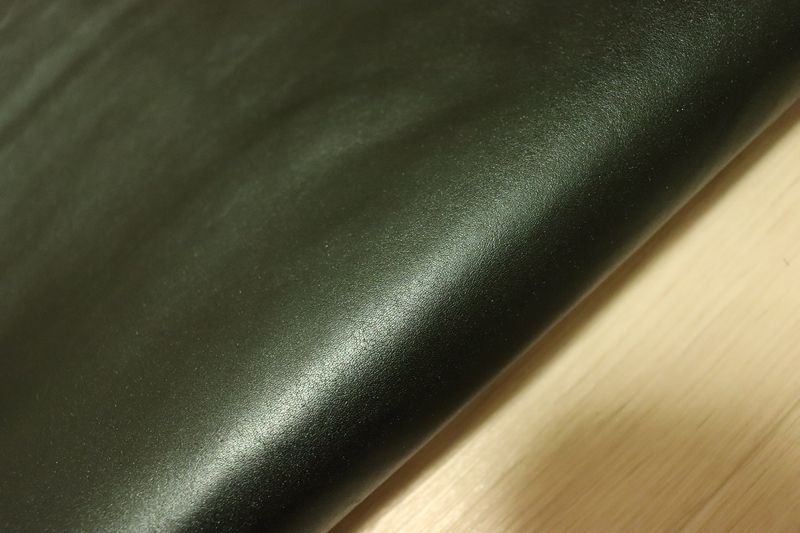 メタリックブルー 150ds クロム革 牛革 国産 レザー スムース加工 はぎれ 一枚革 レザークラフト 革 皮 本革 diy 生地 材料