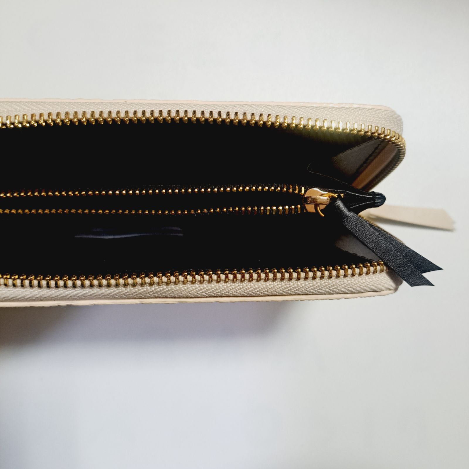 スティングレー チャック付き 財布 長財布 ベージュ - メルカリ
