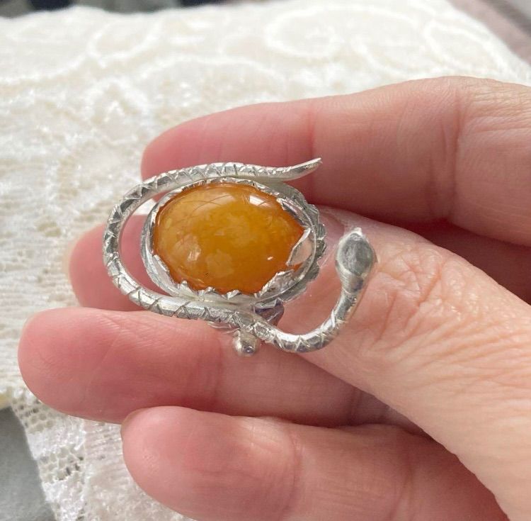 彫金作品　琥珀の巳さんリング　SILVER 蛇 彫金作品 琥珀の指輪 蛇のリング 巳さんリング SILVER - メルカリ