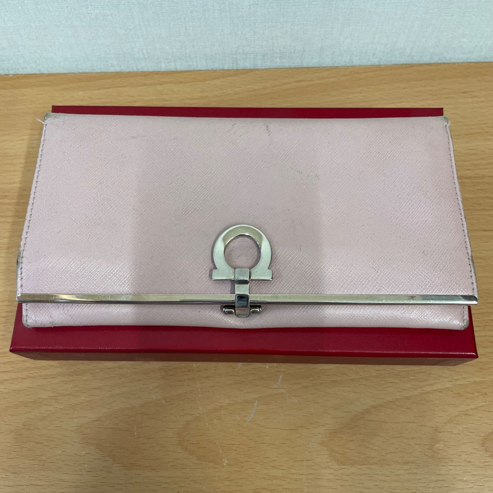 Salvatore Ferragamo 長財布 ガンチーニ ベージュ系 Salvatore Ferragamo フェラガモ FERRAGAMO 長財布 ガンチーニ