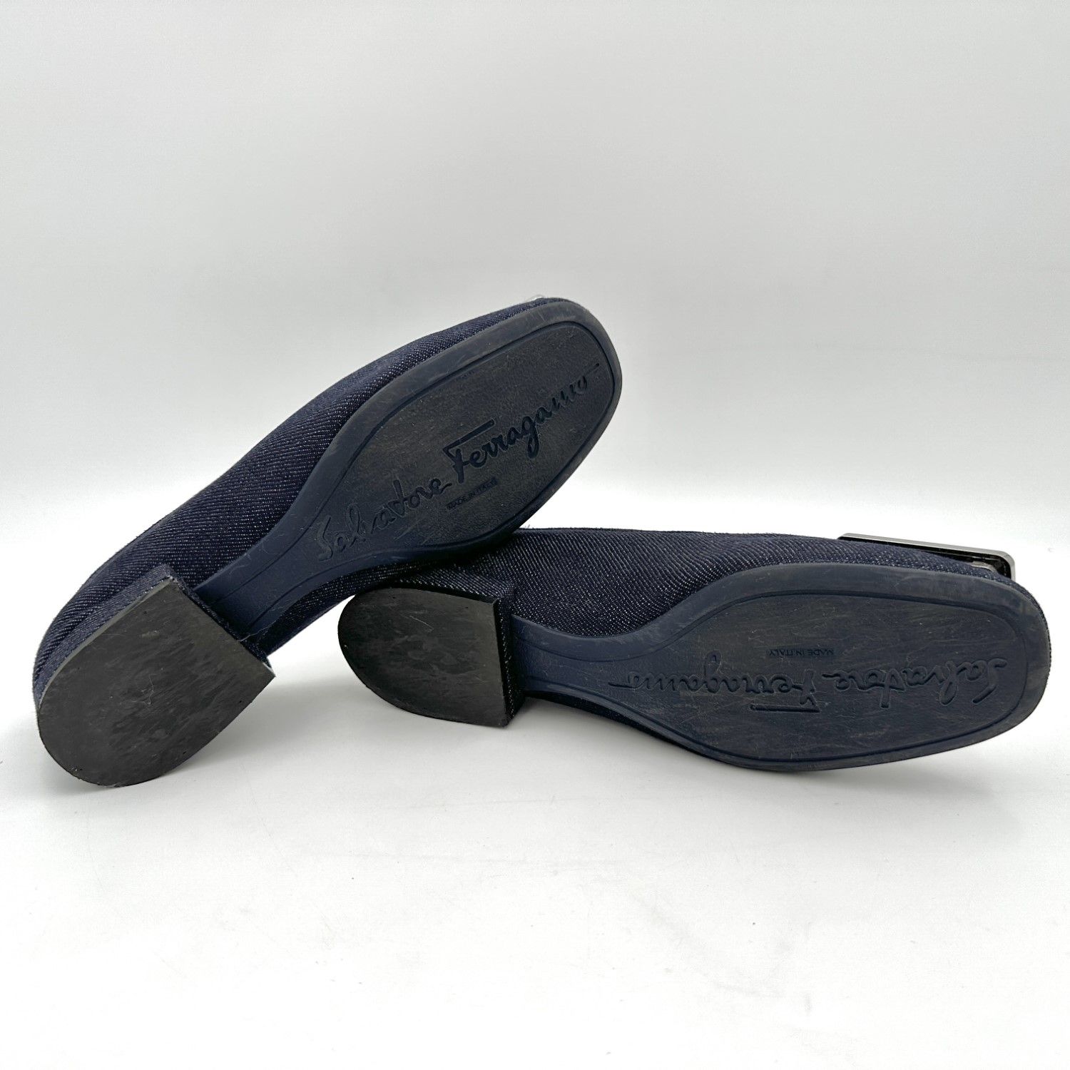 Ferragamo フラットシューズ デニム ヴァラ デニム 1034T Ferragamo フラットシューズ デニム ヴァラ デニム 1034T - メルカリ