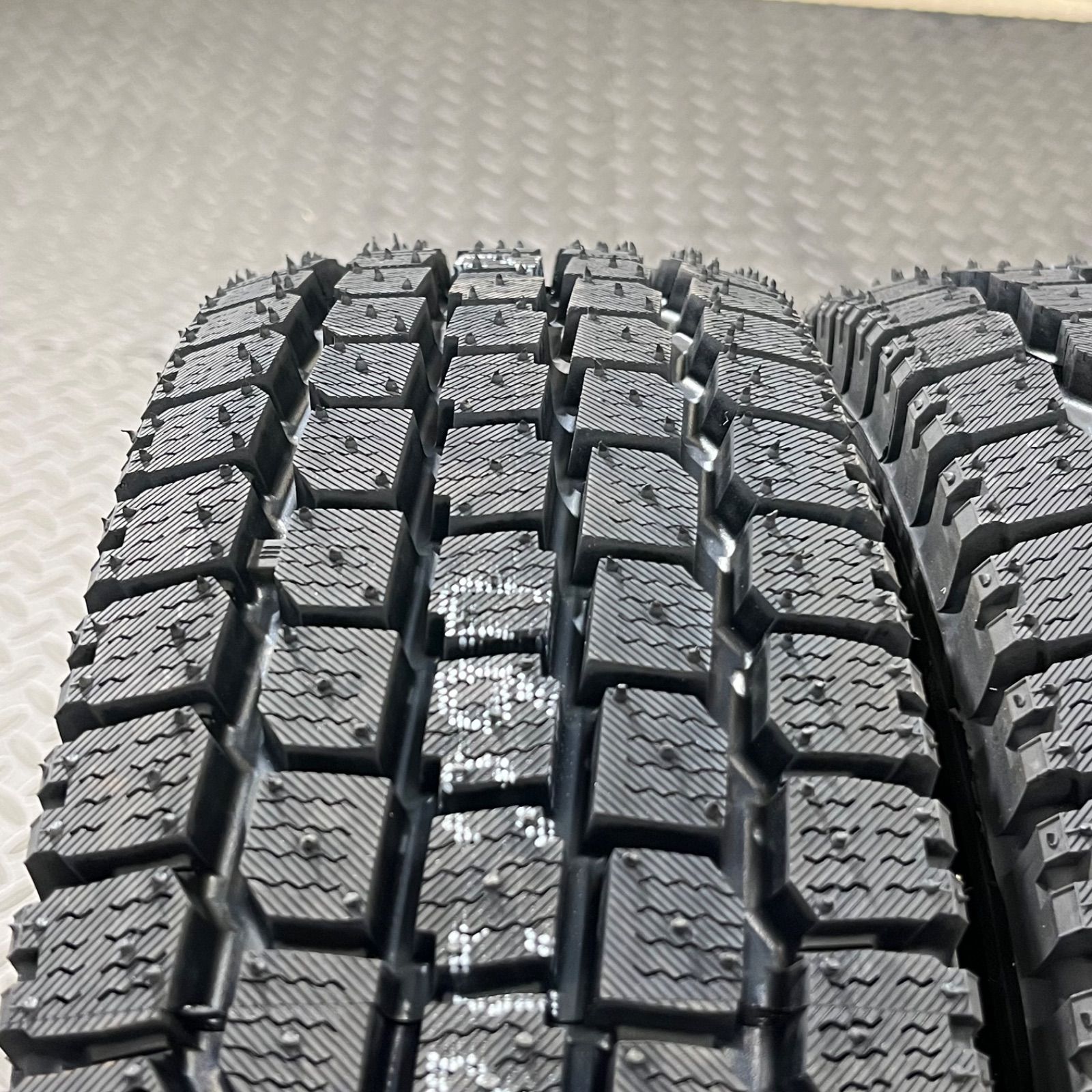 スタッドレスタイヤ 冬タイヤ