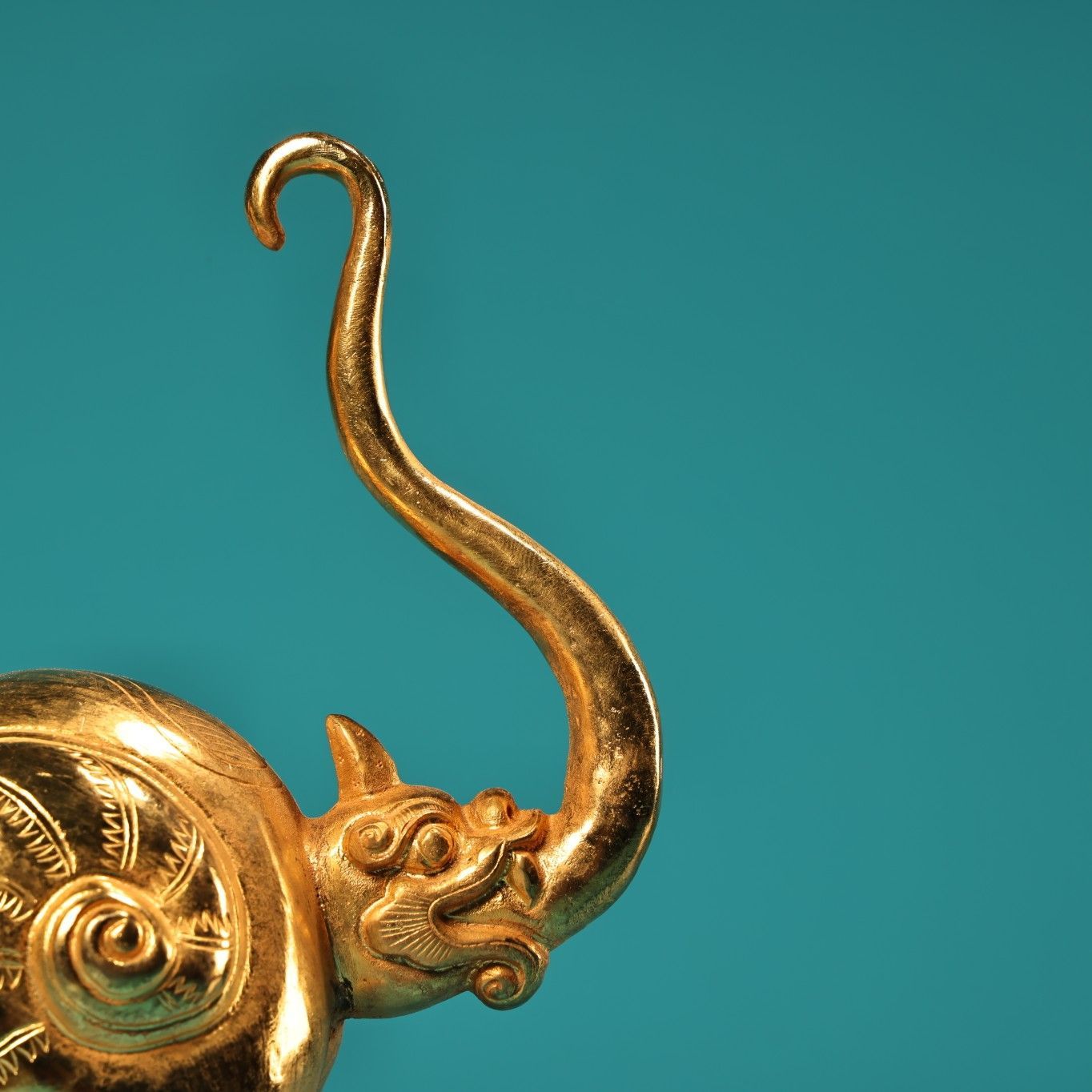 最短翌日配送。 旧家蔵出し銅製細作 塗金 浮彫 鏨刻 神獣 招財 辟邪 置物 文房賞物 供養品 古美術品 収集家