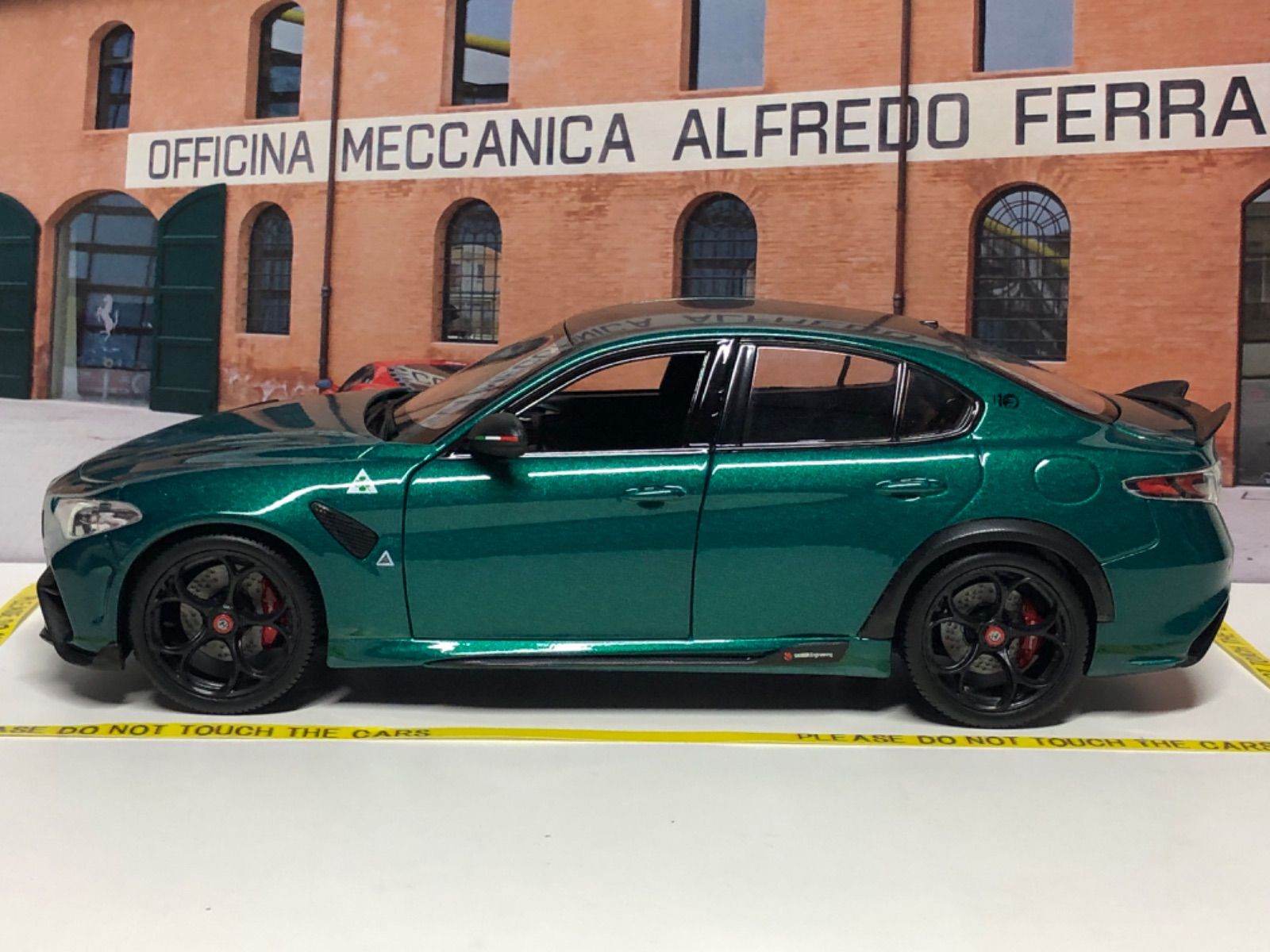 Burago 1/18 Alfa Romeo Giulia GTA メタリックグリーン アルファ