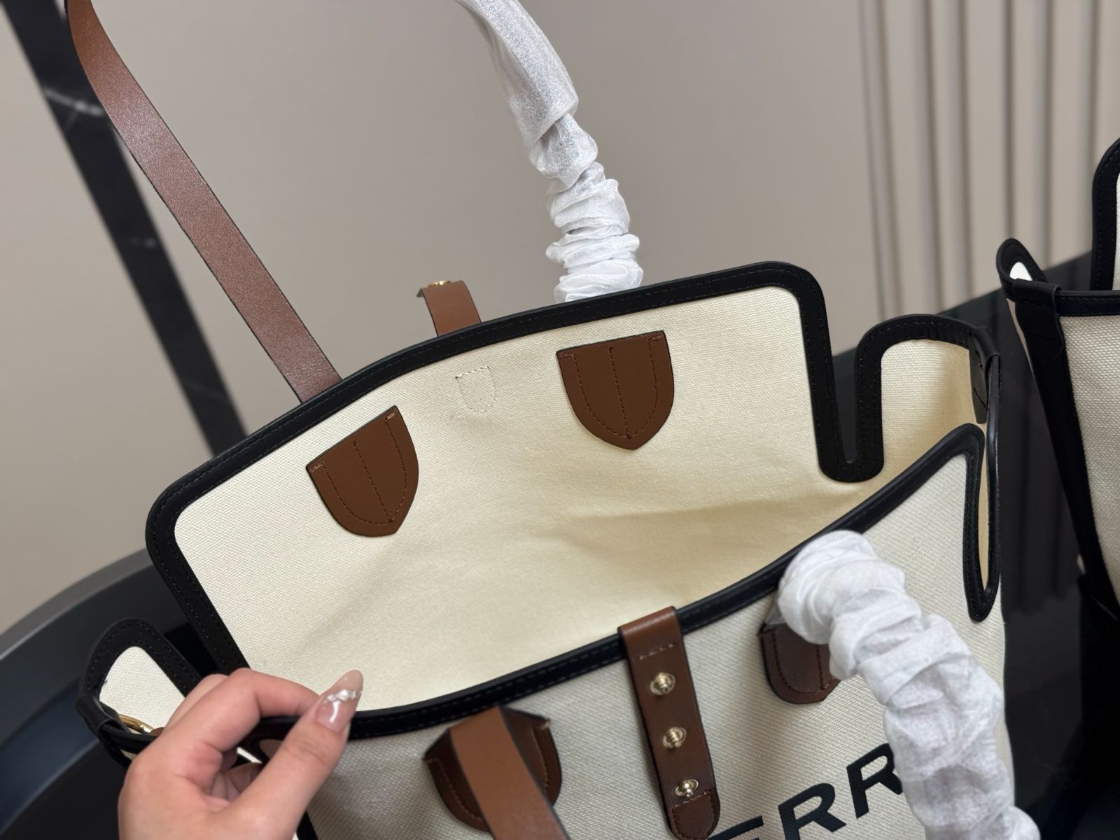 Burberry 8107177C3100 関税送料込 関税&送料込】Burberry Potter Leather Clogs (Burberry