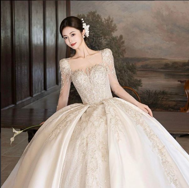 宮殿風上品サテン×ビジュー 白ウェディングドレス プリンセスライン 結婚式