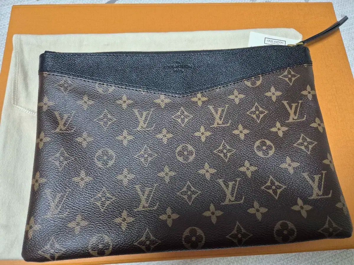Louis Vuitton ルイヴィトン デイリーポーチ