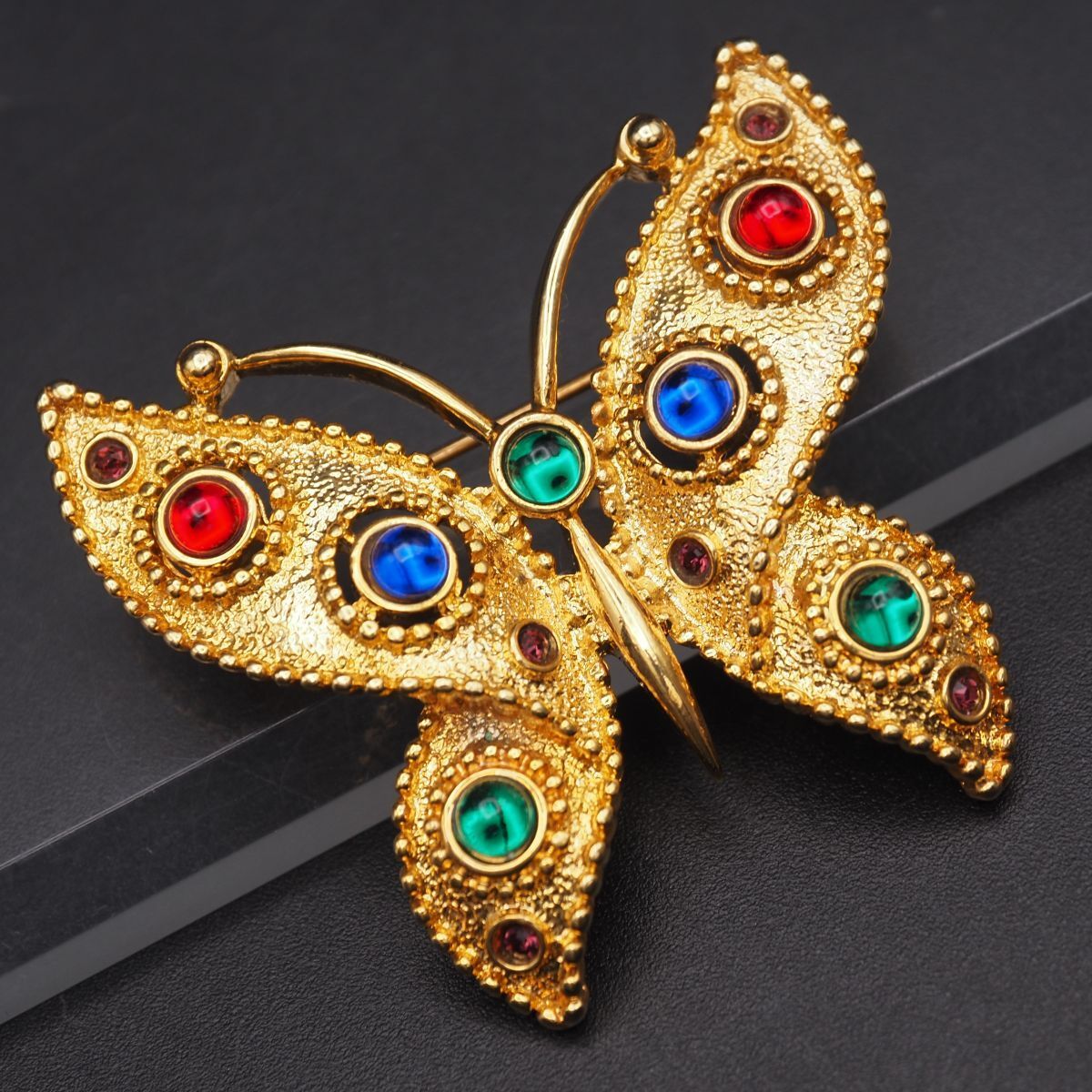 TRIFARI エンブレムデザイン ブローチ TRIFARI エンブレムデザイン