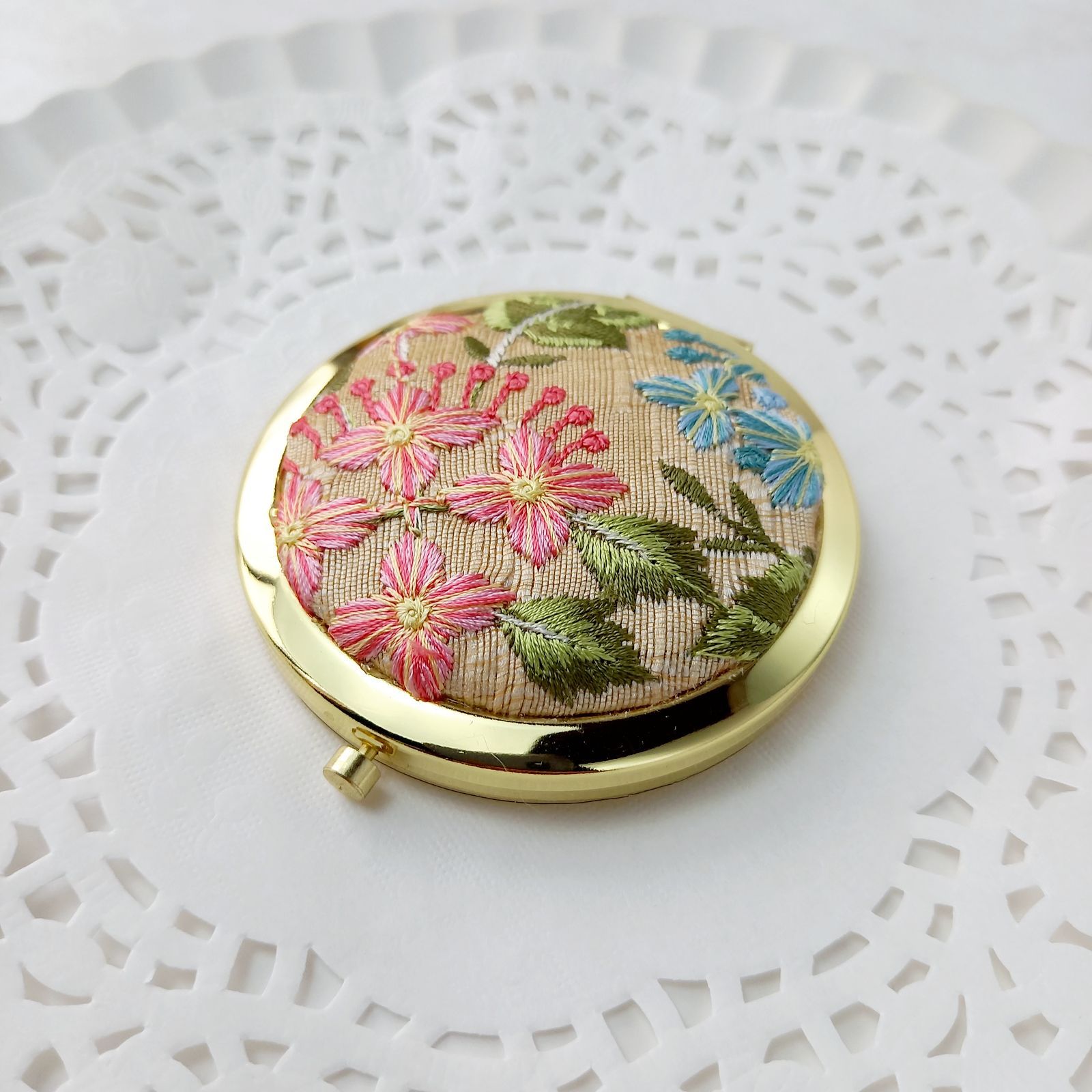 インド刺繍リボンのプッシュ式コンパクトミラー アジサイ柄 - メルカリ