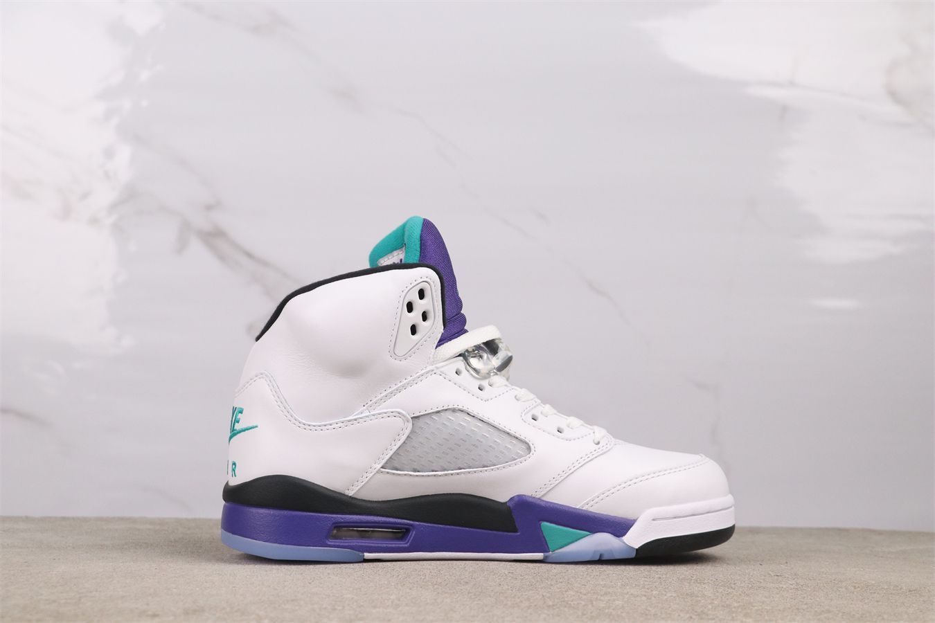 【超美品】Jordan エア ジョーダン 5 ホワイト/グレー 今日特価】Air Jordan / エア ジョーダン AJ5 ホワイトグレープ