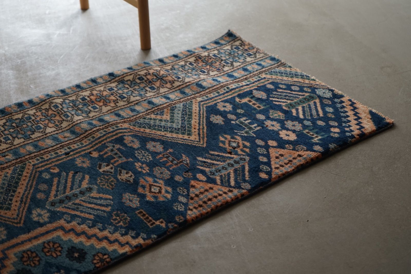 ヴィンテージラグ トルコ スモールサイズ インディゴブルー 107.5 × 60 cm No.TR25166 MARWIL-DEMENAGEMENTS_CH