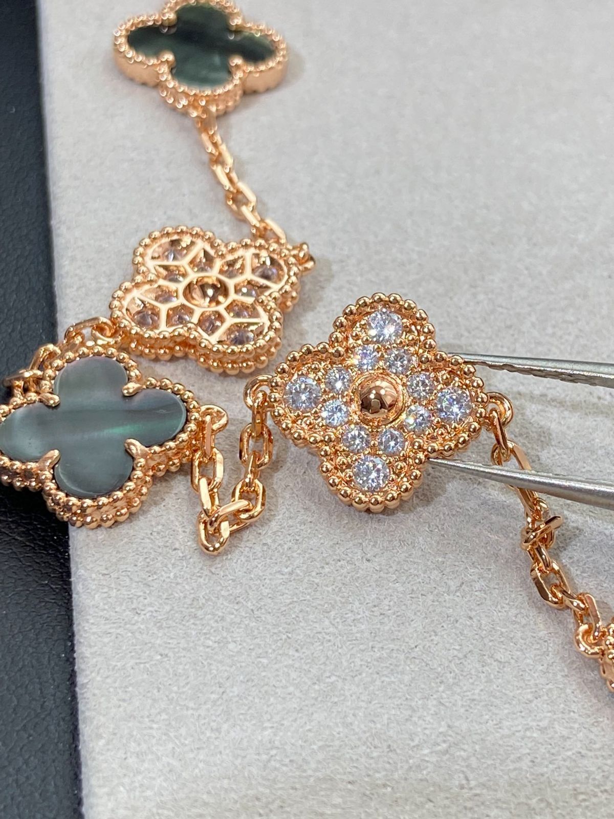 Van Cleef - Arpels ヴァンクリーフ＆アーペル 四つ葉のクローバー グレー マザーオブパール スペーサー ダイヤモンド ファイブフラワー ブレスレット｜ ｜ -WTO輸入1