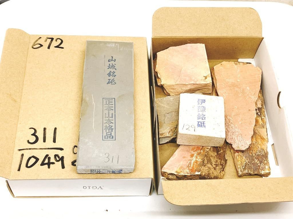 天然砥石 山城銘砥 銘入りこっぱ砥石 大洲藩営唐川村山産伊予砥入 携行 アウトドア用 奥殿 中山 大突 菖蒲谷 等 右京区梅ケ畑産 正本山仕上げ砥石 鍛落挽落付き 肥後守10本函入り x672| 1049g