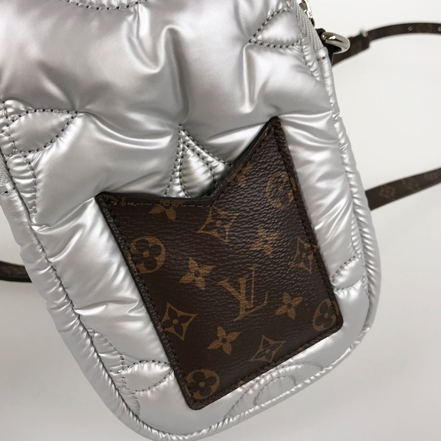 美品louis vuitton ルイヴィトンLVスノーピローフォンポーチシルバー Louis Vuitton ルイヴィトン ピローフォンポーチ スマホ